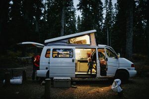 kamper w lesie